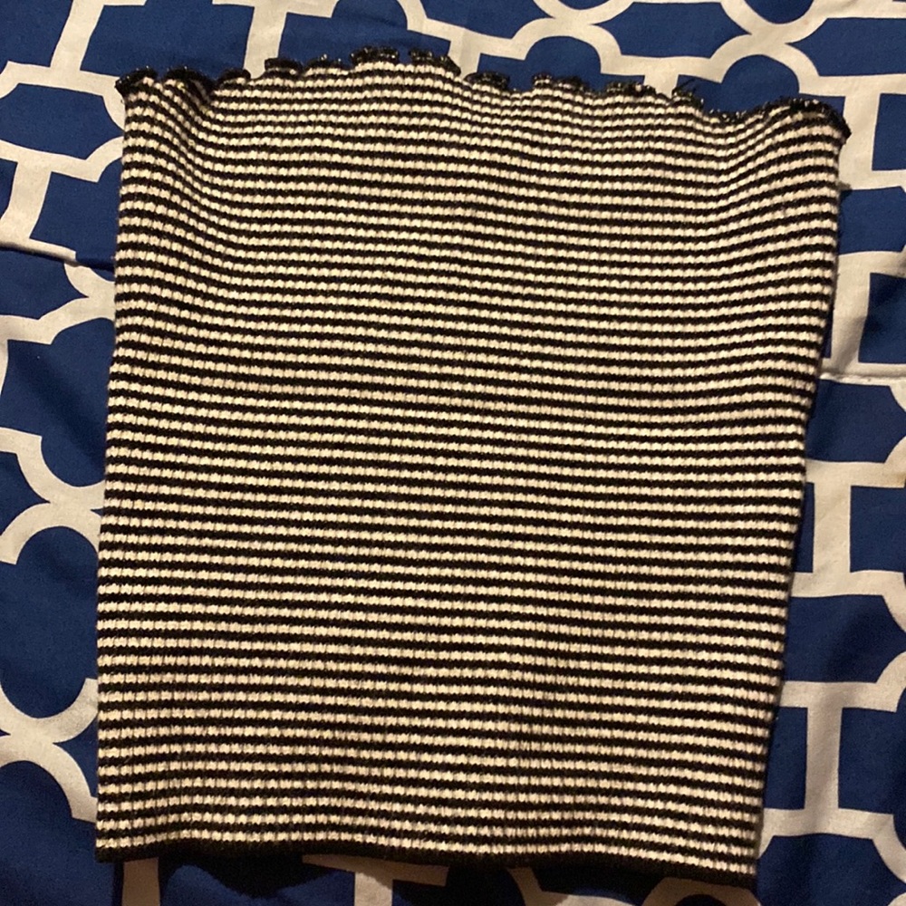 This is a cute tube top, size small & it’s ruffled at the top.